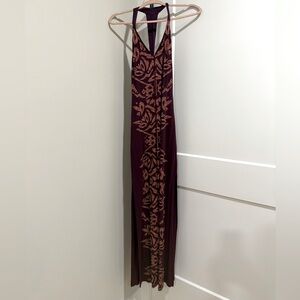 Maxi bodycon magenta dress with floral details